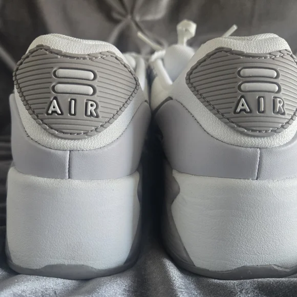 Nike Air Max in Light Gray and Soft Pink - Picture 4 of 7